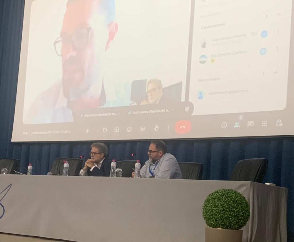 imagen de la mesa de participantes en la clausura del congreso